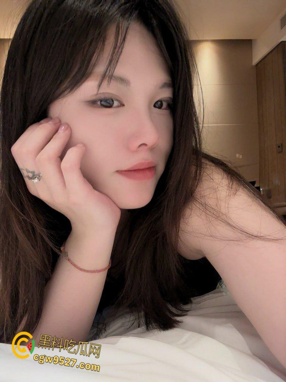 内蒙古少妇【梦飞儿】，老公长期出差，初尝偷情刺激感，略显矜持假装抵抗，被炮友疯狂抽插干的嗷嗷叫 !-1