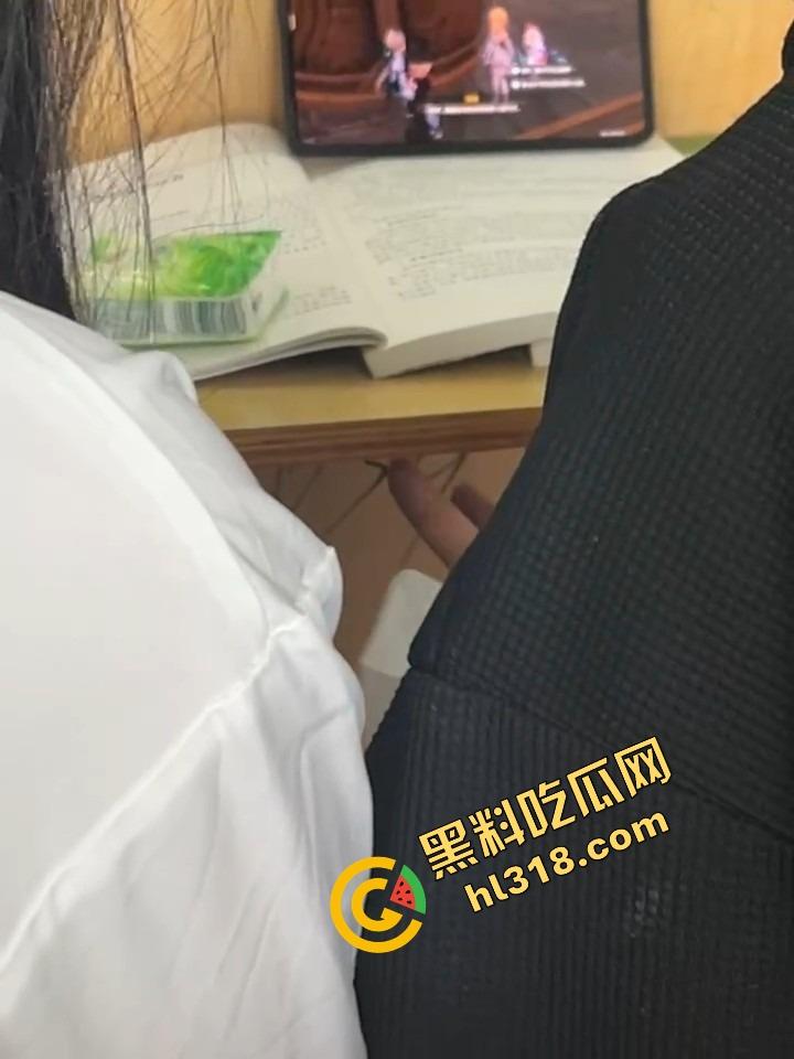 工商大课堂情侣上演当众扣逼,女的一边听课一边夹腿呻吟,逼水湿透凳子,老师讲高数她在学生物!-12