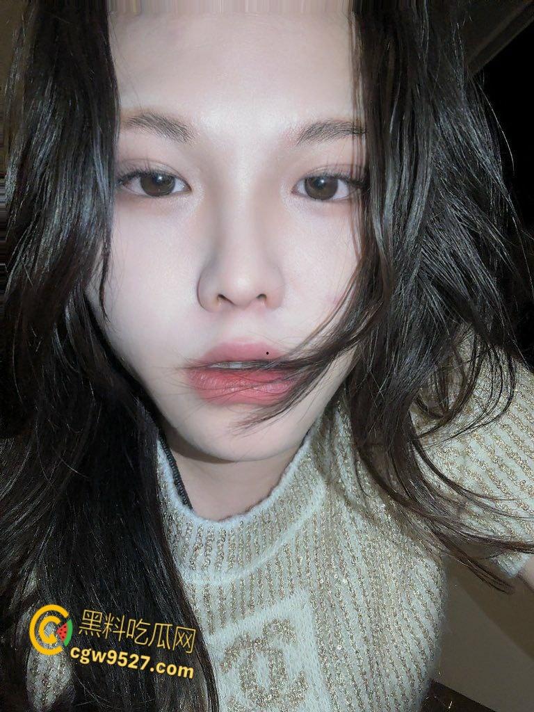 内蒙古少妇【梦飞儿】，老公长期出差，初尝偷情刺激感，略显矜持假装抵抗，被炮友疯狂抽插干的嗷嗷叫 !-2