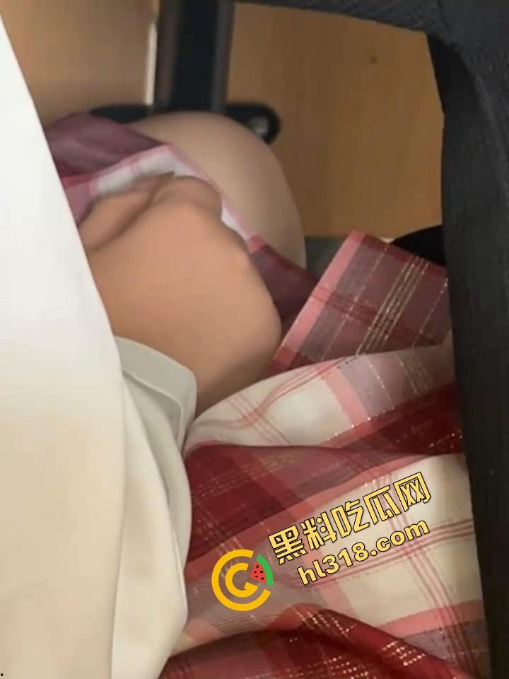 工商大课堂情侣上演当众扣逼,女的一边听课一边夹腿呻吟,逼水湿透凳子,老师讲高数她在学生物!-14