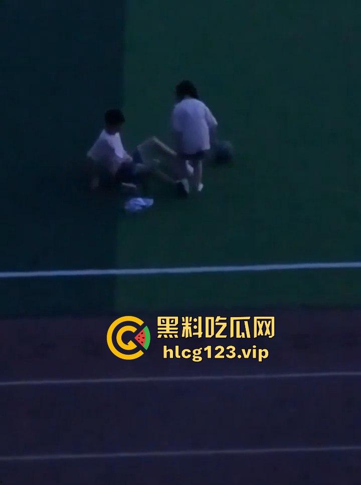 山东工程职业技术大学大一情侣操场啪啪被偷拍！光天化日下学生会带走，年轻人玩得真刺激！-8