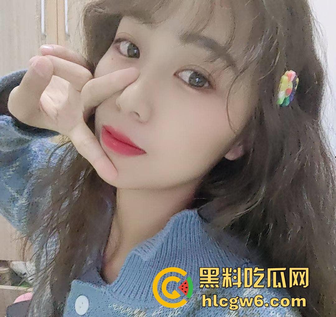 河北【张佳彤】清纯脸下的骚劲炸裂,图书馆偷玩一发,安静环境掩不住欠操的心,清纯反差简直绝了!-1