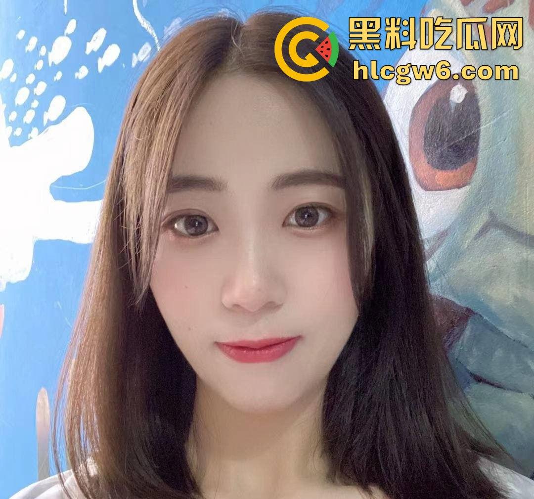 河北【张佳彤】清纯脸下的骚劲炸裂,图书馆偷玩一发,安静环境掩不住欠操的心,清纯反差简直绝了!-3