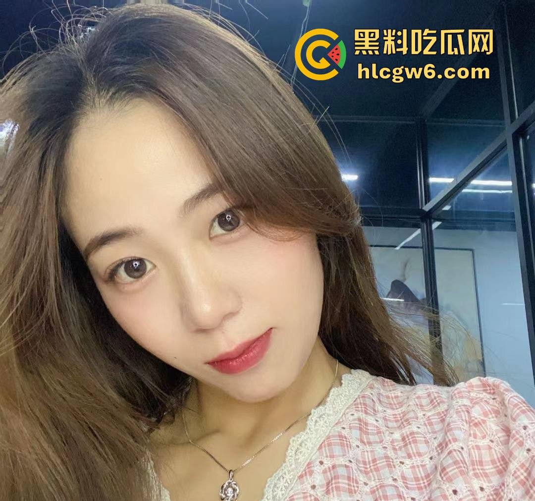 河北【张佳彤】清纯脸下的骚劲炸裂,图书馆偷玩一发,安静环境掩不住欠操的心,清纯反差简直绝了!-8