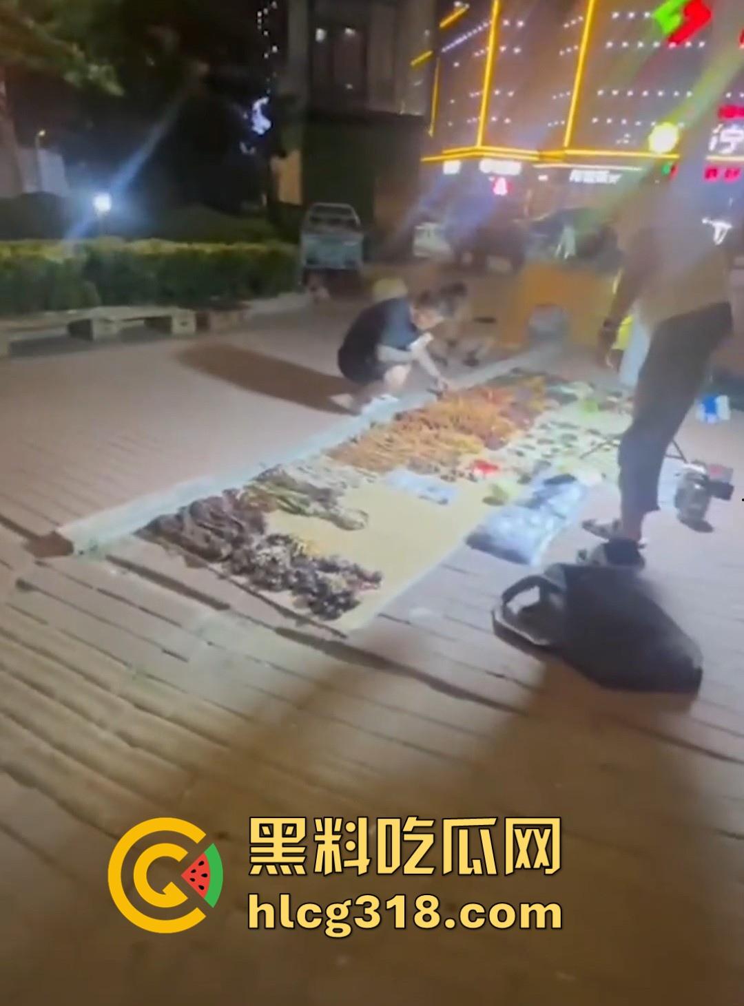 青岛黄岛深夜街头惊现裸男！夜市街区全裸打滚，貌似是喝酒导致的，这哥们儿醉态百出！-1