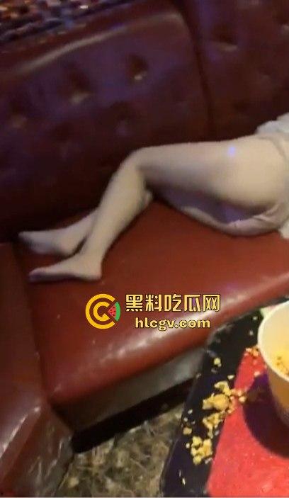 KTV陪酒小妹被灌醉多人轮流操，屁眼外翻像垃圾一样被扔地上！800块的小妹就被玩成这样真TM变态！-2