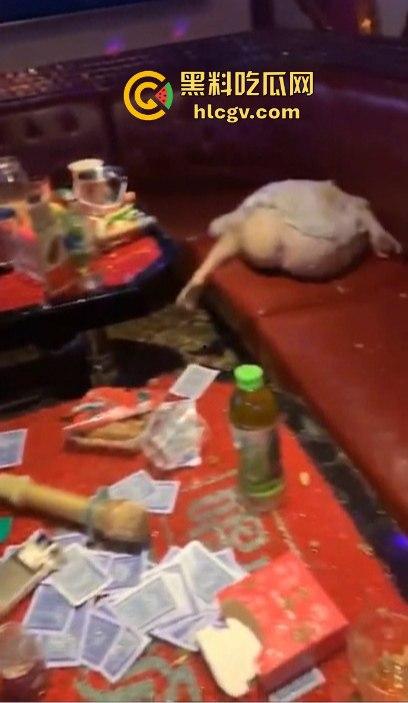 KTV陪酒小妹被灌醉多人轮流操，屁眼外翻像垃圾一样被扔地上！800块的小妹就被玩成这样真TM变态！-4