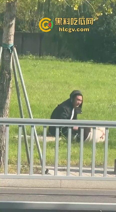 江苏街头霸道总裁当众发狂！大庭广众之下草坪硬上女伴，女性安全真的没个谱！-5