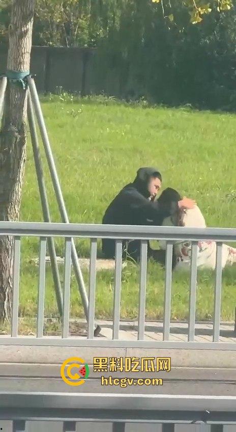 江苏街头霸道总裁当众发狂！大庭广众之下草坪硬上女伴，女性安全真的没个谱！-10