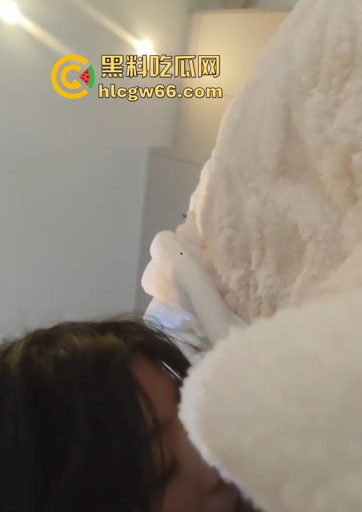 瓜友投稿！漫展认识的洛丽塔美女 身材性感颜值可爱 当天拿下带回家各种姿势爆操 无毛嫩穴超诱人-8