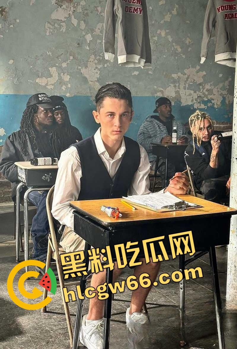 国外富二代看NBA被成人女星女友口射现场曝光，女友嘴里吞精还擦嘴，这俩淫货真是坐着在哪都能玩！-1