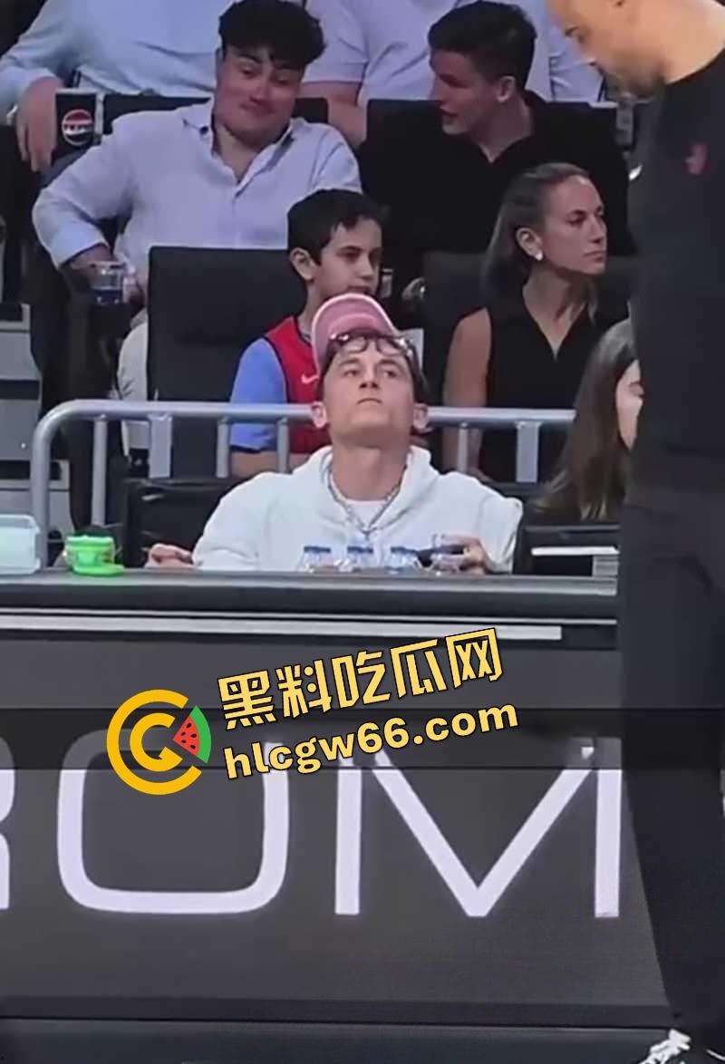 国外富二代看NBA被成人女星女友口射现场曝光，女友嘴里吞精还擦嘴，这俩淫货真是坐着在哪都能玩！-4