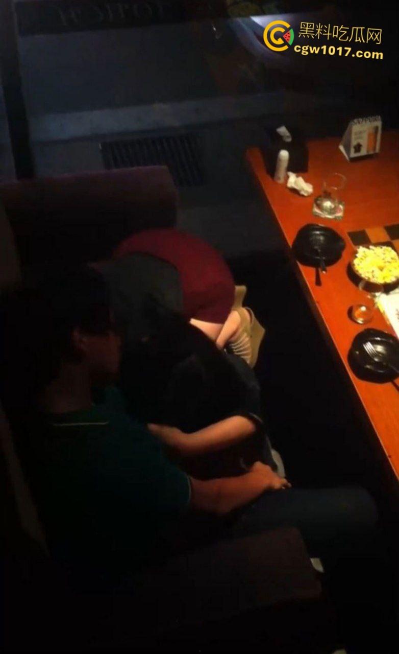 大神潜入KTV偷拍，小情侣包厢偷吃，美腿诱惑激情热吻，女上骑乘榨精疯狂打桩，刺激无比！-3