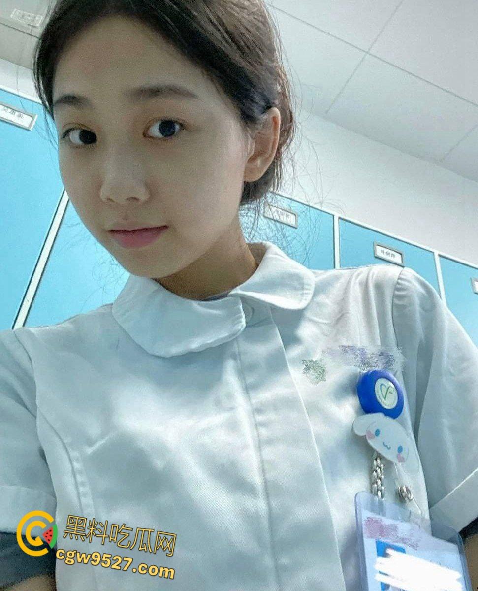 武汉卫生学院【宋子琪】,高冷反差的实习护士,黑丝吊带袜反差婊痴迷体育生,母狗上床了人都变样了 !-1