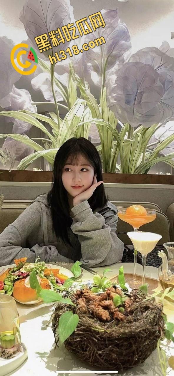 天津音乐学院表演系【徐天甜】，新疆妹子被包养露脸口爆，性感内裤被塞到嘴里，体操服美臀后入狂插 !-1