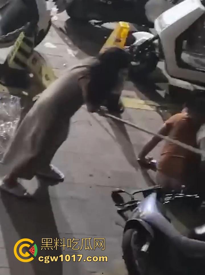 出轨女被捉奸在床，原配当街残忍暴打情夫，还想断掉情夫命根，这骚逼还一直护着，感觉这时候都缩起来了！-4