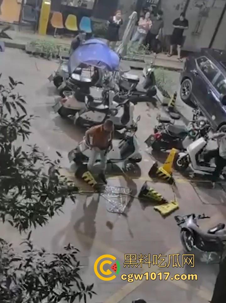 出轨女被捉奸在床，原配当街残忍暴打情夫，还想断掉情夫命根，这骚逼还一直护着，感觉这时候都缩起来了！-8