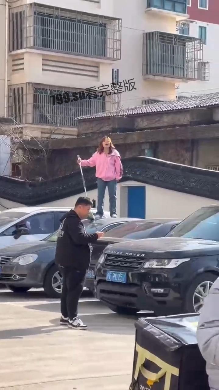 江苏南通 有一女子站在车上 还砸坏车辆 疑似精神有问题-1