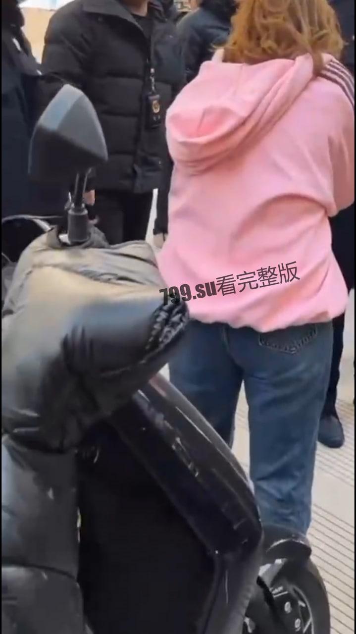 江苏南通 有一女子站在车上 还砸坏车辆 疑似精神有问题-2