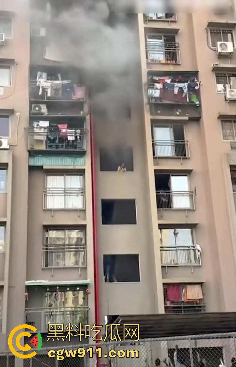 印尼某小区发生火灾，电瓶车爆燃无法下楼，两男子化身超人，在楼下窗口接孩子，实在太惊险了！-7