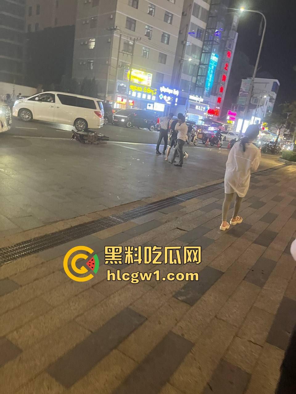 南海门口车祸惨剧！人被撞飞几米远，躺地上抽搐得吓死人，吓得路人魂都飞了！-2