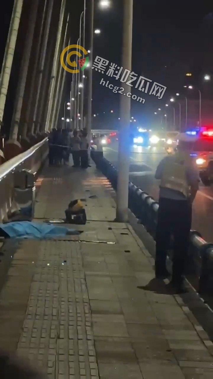 重庆悲剧！21岁外卖小哥电动车没电等救援被撞身亡，肇事司机逃逸后被抓-5