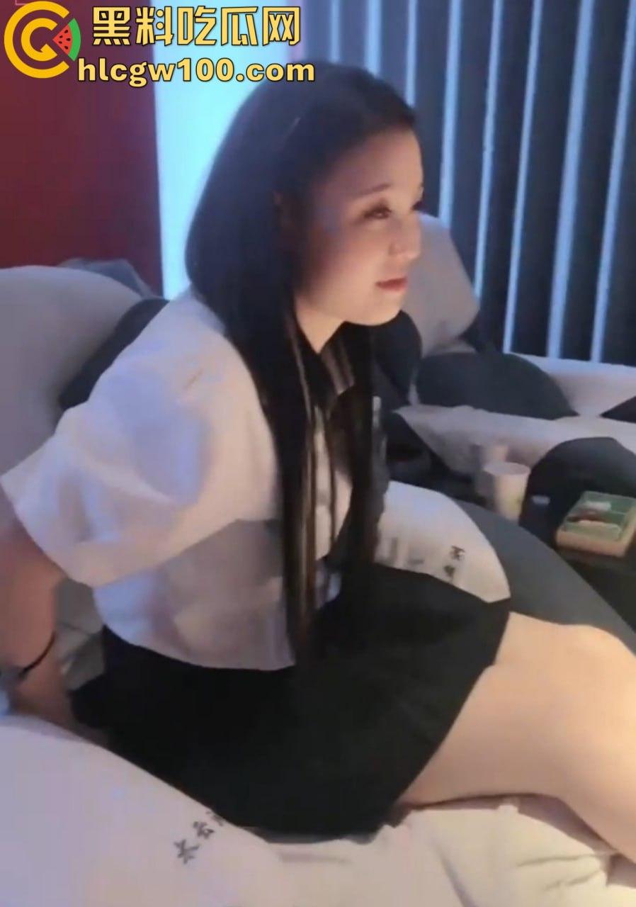 广州富婆女S主壕无人性会所撒币，牵着母狗奴去会所舔技师脚喝尿，加钟加得技师都觉得第一次不脱衣服还能挣钱！-11