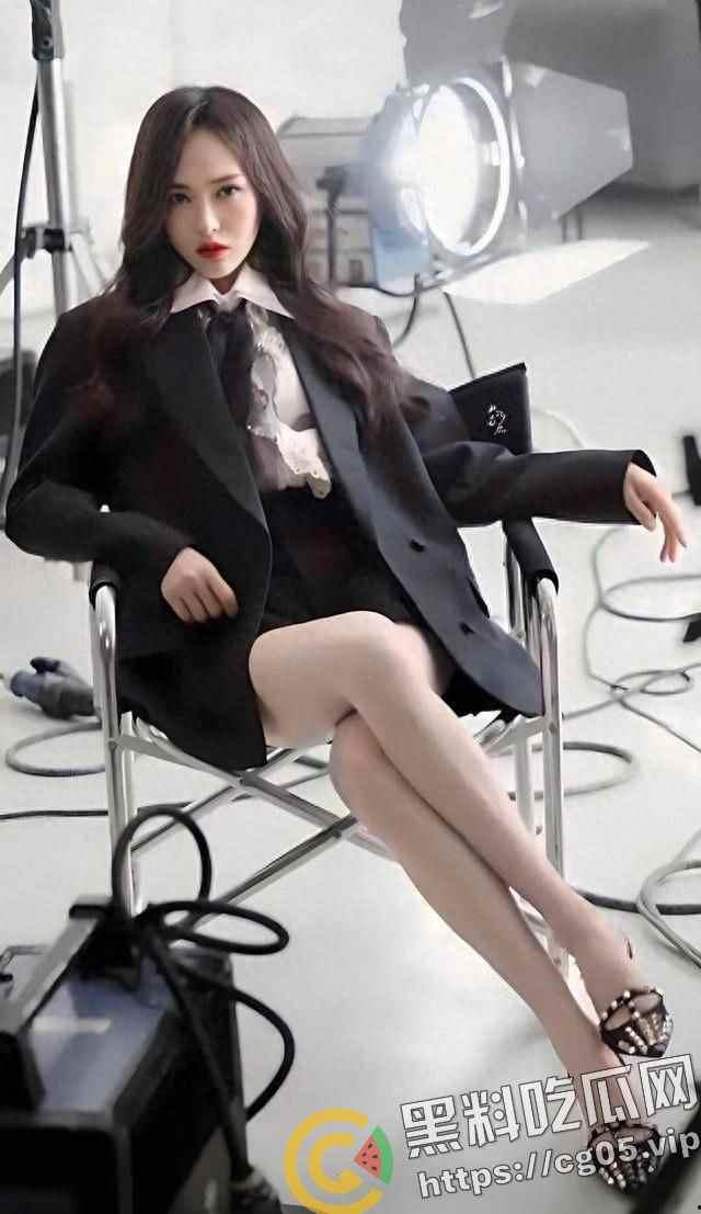 国民女神唐嫣早期黑历史 拍摄杂志写真婚礼装 裙底风光一览无余 原来童年女神是白虎-3