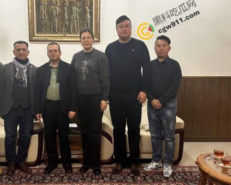 南京眼镜婊【朱长银】的诈骗帝国：勾引领导的大奶深喉吸精，靠身材换资源，骚穴裹屌无敌手-1