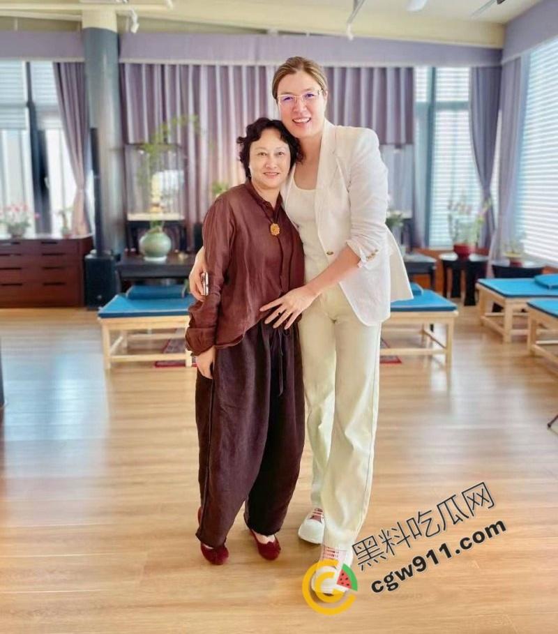 南京眼镜婊【朱长银】的诈骗帝国：勾引领导的大奶深喉吸精，靠身材换资源，骚穴裹屌无敌手-2