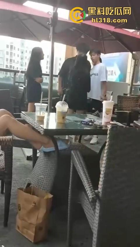 精神小妹打架就是猛！火气太大了，奶茶一泼，直接上去就是一脚，场面极其暴力血腥！-1