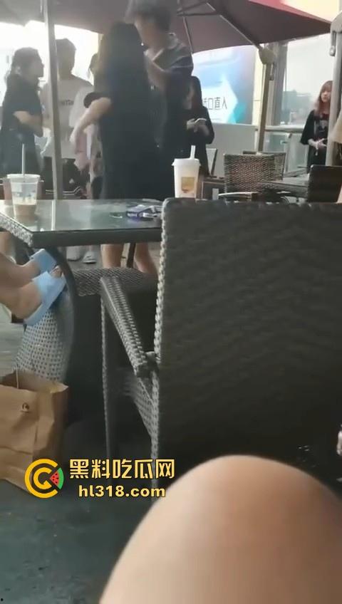 精神小妹打架就是猛！火气太大了，奶茶一泼，直接上去就是一脚，场面极其暴力血腥！-4