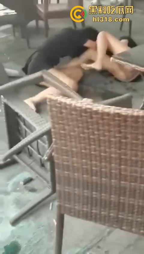 精神小妹打架就是猛！火气太大了，奶茶一泼，直接上去就是一脚，场面极其暴力血腥！-6