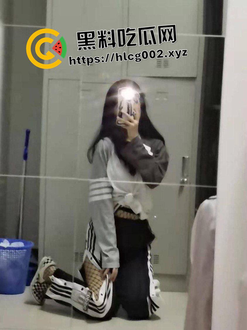 四川大学汉语言专业女大学生的私密时刻 没有反差 24小时的骚 爆操视频被男友流出-10