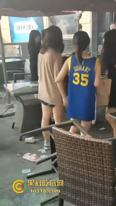 精神小妹打架就是猛！火气太大了，奶茶一泼，直接上去就是一脚，场面极其暴力血腥！-7