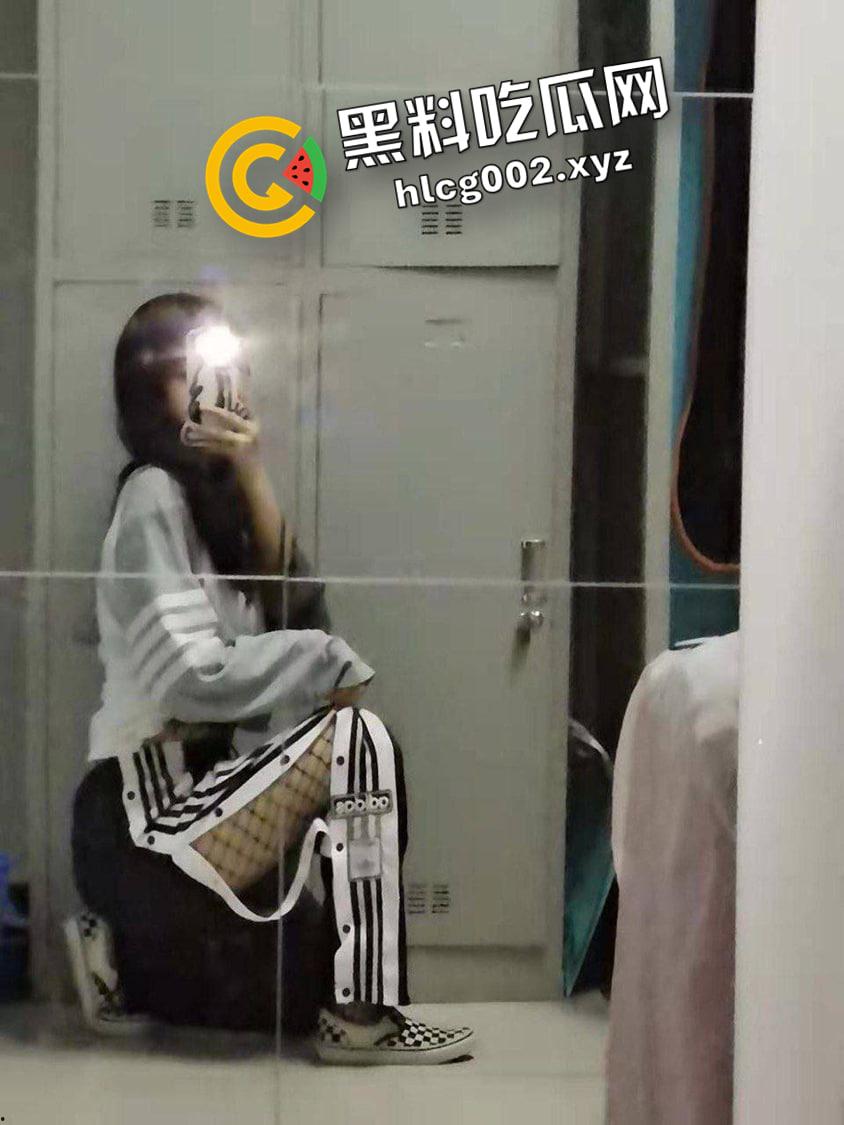 四川大学汉语言专业女大学生的私密时刻 没有反差 24小时的骚 爆操视频被男友流出-11