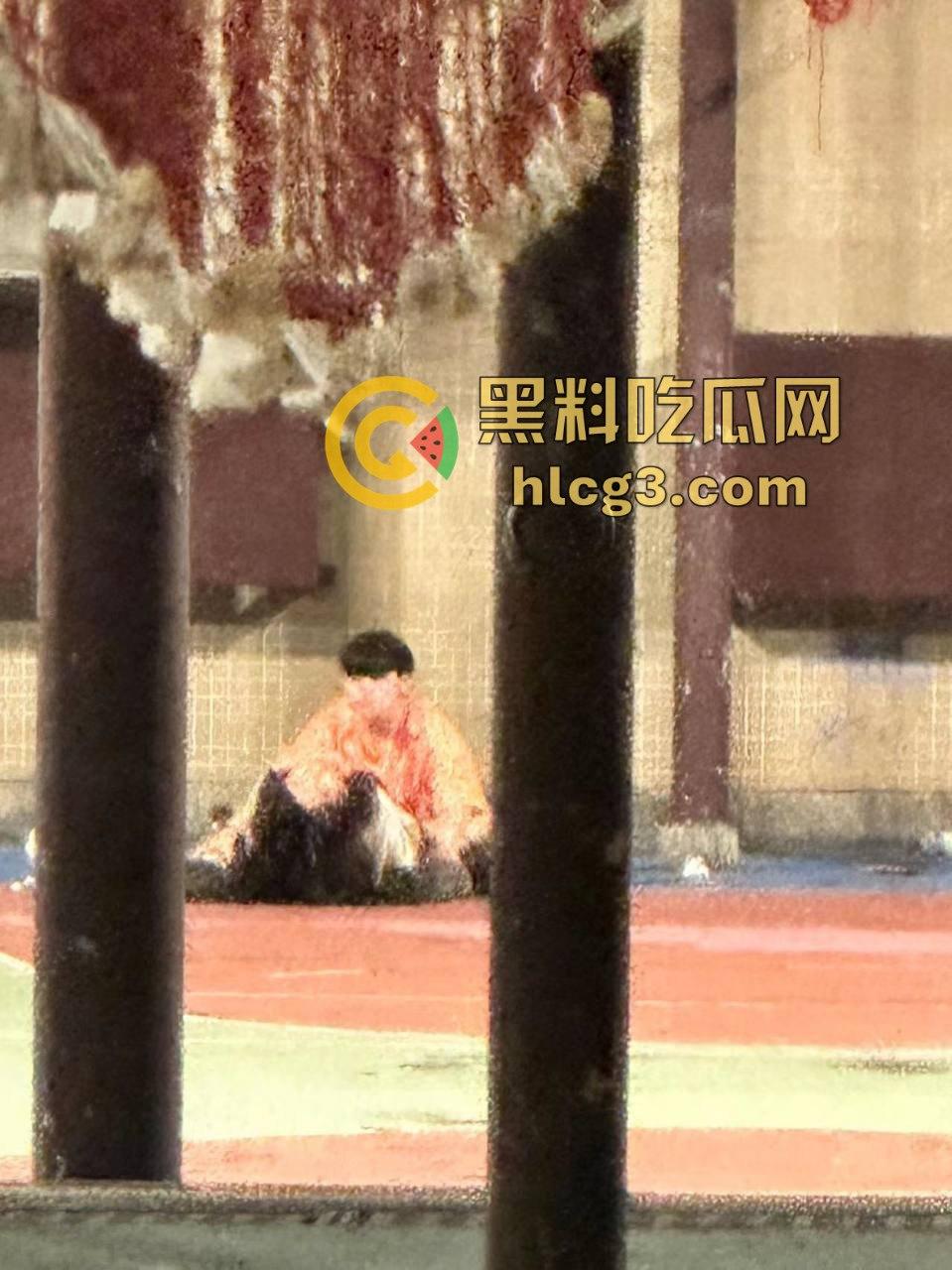 球场惊现激情戏！情侣当众做羞羞事，围观群众竟全程解说，画面火辣震撼！-4