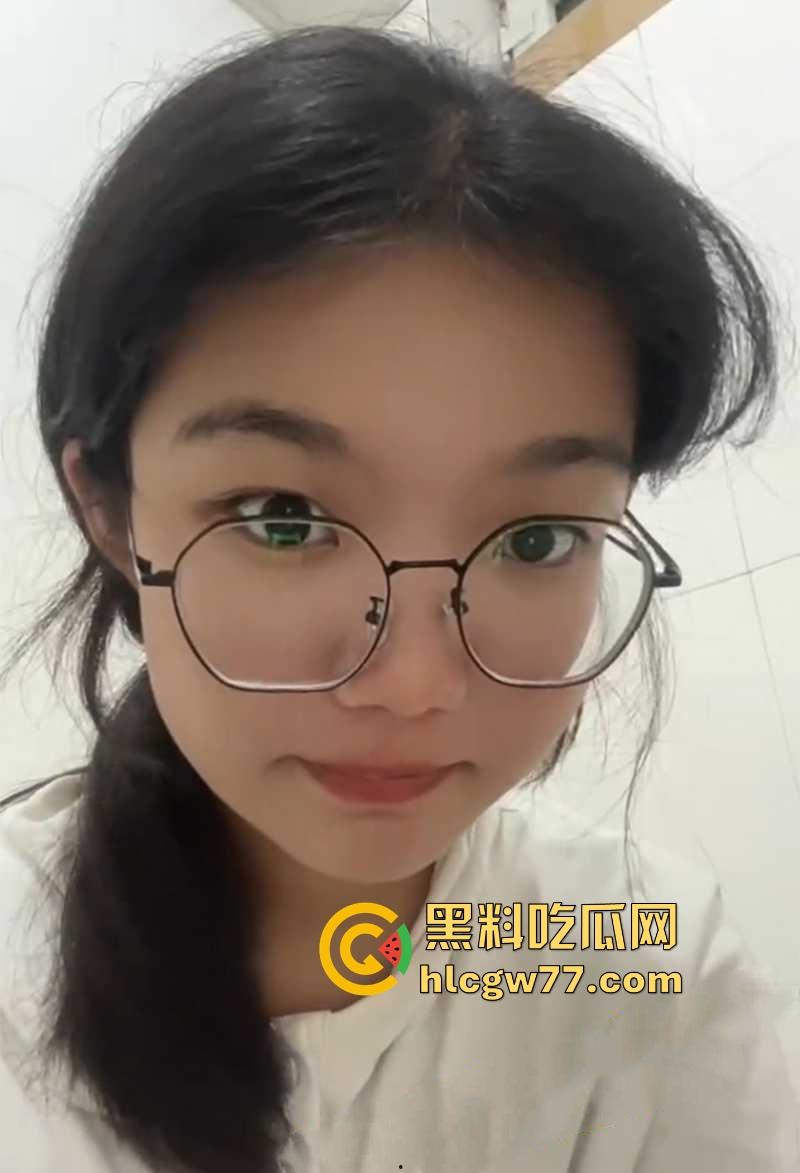 陕西榆林横山中学00后学生妹【林子苒】掰穴露奶 反差露脸情色小视频流出！-6