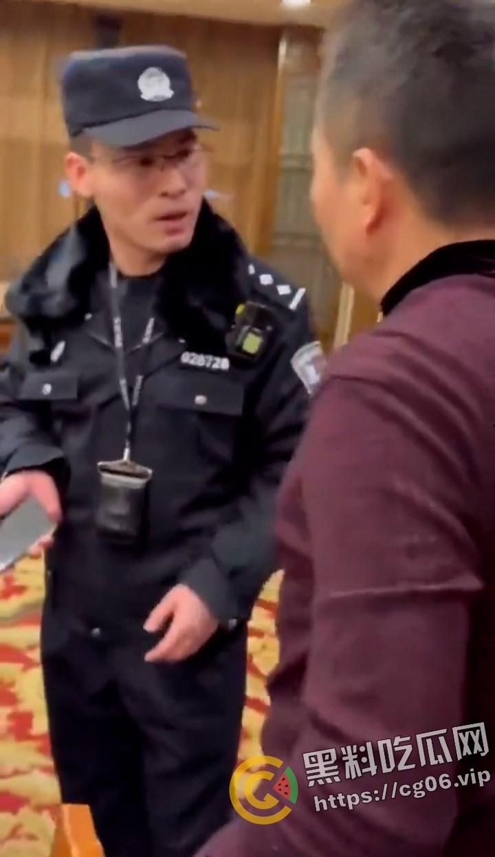 微博下架视频！北京海淀某警察出现北大法学院教授聚餐现场欲带走一人约谈 被集体回怼-4
