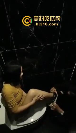 酒吧厕所激情舔逼！高大小男模埋头苦干，把少妇舔的淫水直流，腿夹着头都不想松开！淫荡无比！-10