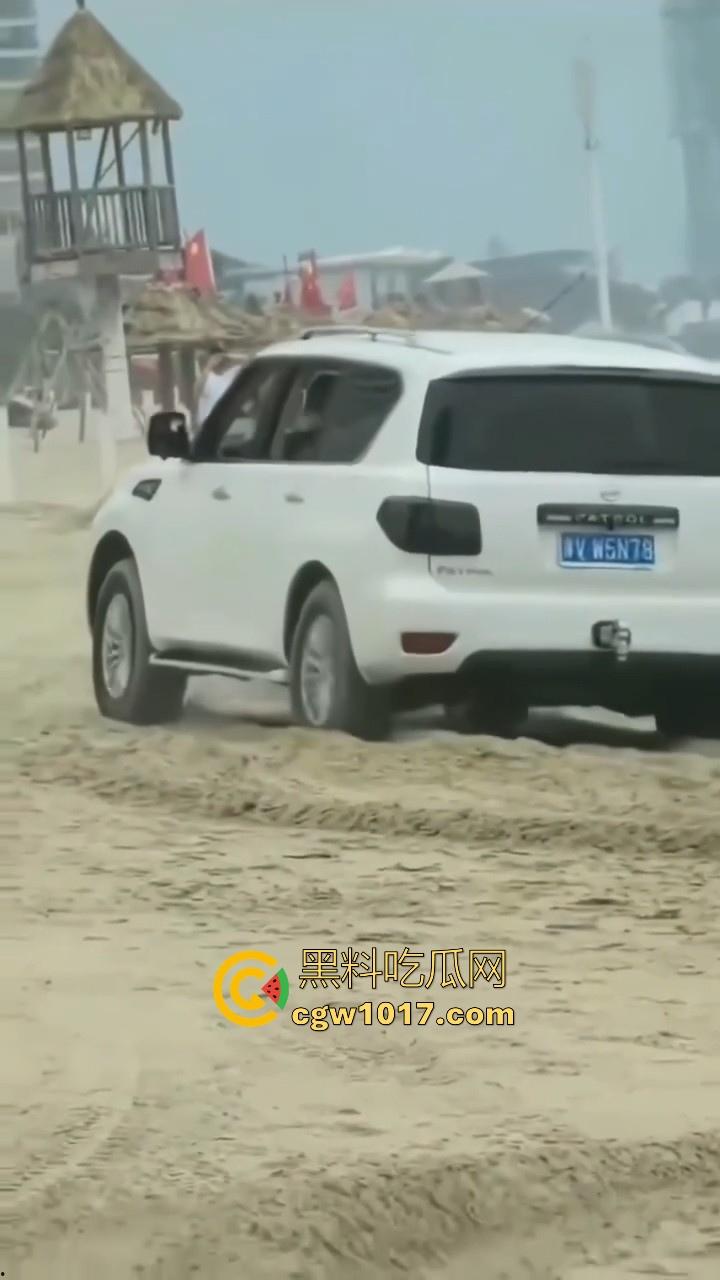傻B年年有，今年特别多！都2025年了还有人不信邪啊！广东双月湾猛男驾驶越野车在沙滩上奔驰，没想到回不去了！-3
