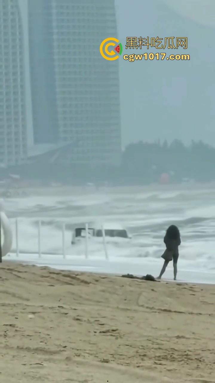 傻B年年有，今年特别多！都2025年了还有人不信邪啊！广东双月湾猛男驾驶越野车在沙滩上奔驰，没想到回不去了！-5