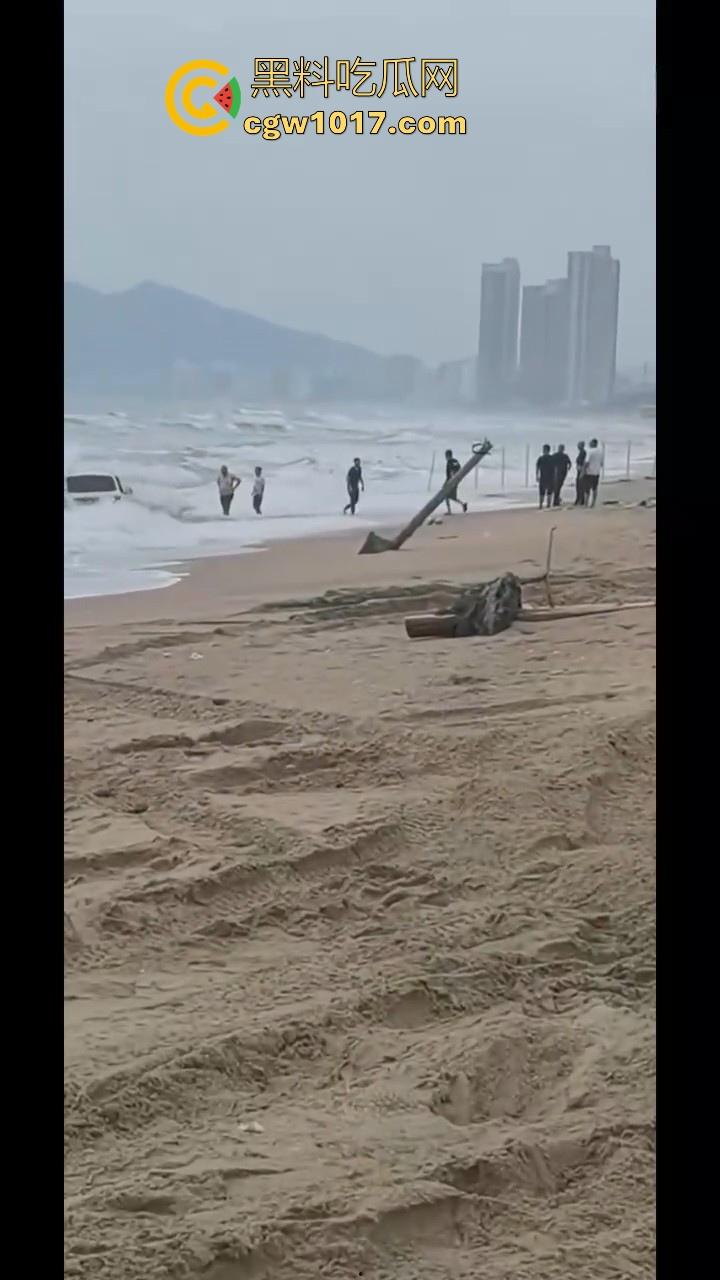 傻B年年有，今年特别多！都2025年了还有人不信邪啊！广东双月湾猛男驾驶越野车在沙滩上奔驰，没想到回不去了！-6