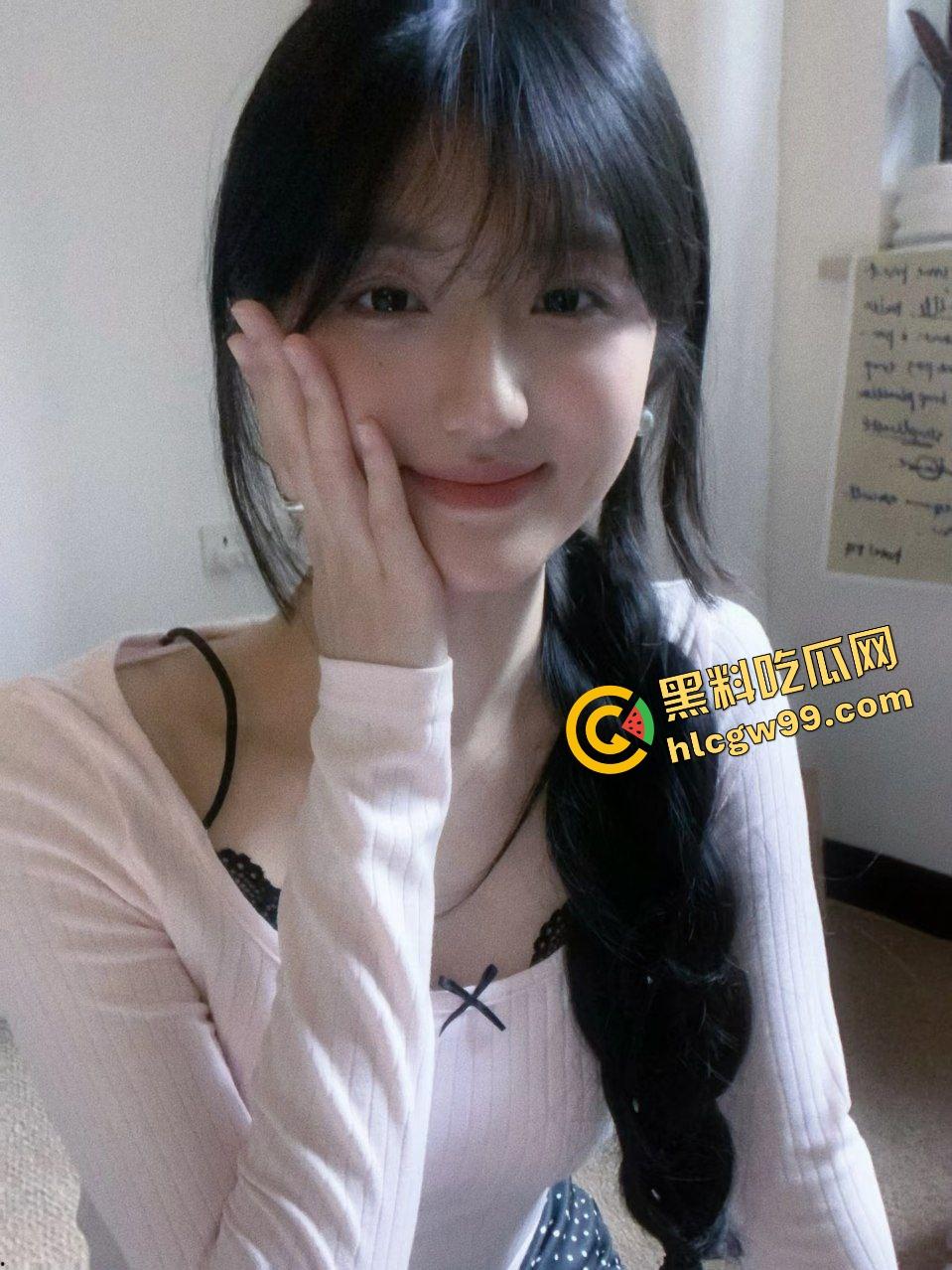 浙江艺术职业清纯小太妹【曲婉怡】私拍解衣诱惑露奶不雅，跳蛋硅胶仙女棒淫荡插逼！独家流出！-1