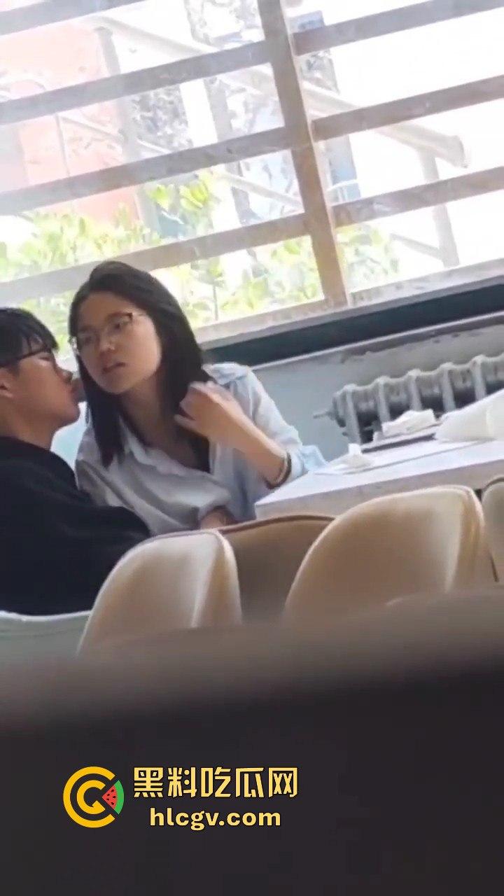 郑州轻工业大学猛料！图书馆里学生妹公然给男友打飞机，偷情现场被偷拍流出！-5