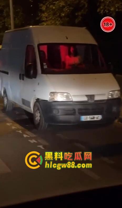 美国站街女卖都玩高端了？依维柯移动炮房遍地开花，一边被操一边跑路，嫖个娼还得坐稳扶好！-9