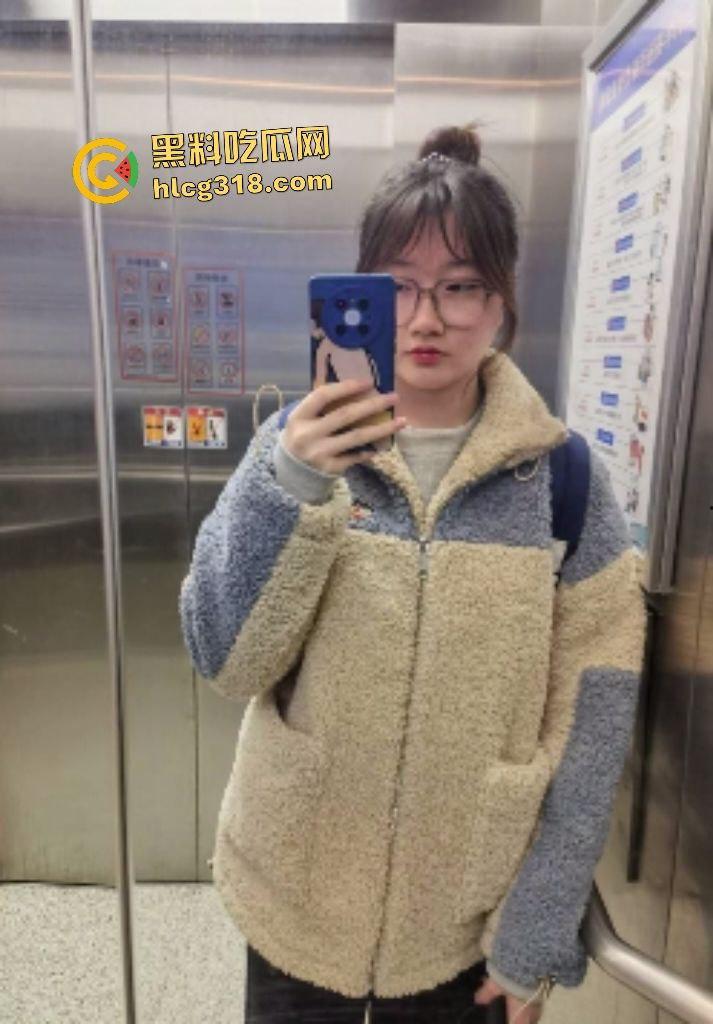 护士大学生毕业没住处去酒店给保安大叔足交！谁知这脚有黄皮茧，怎么足交大叔都硬不起来！-2