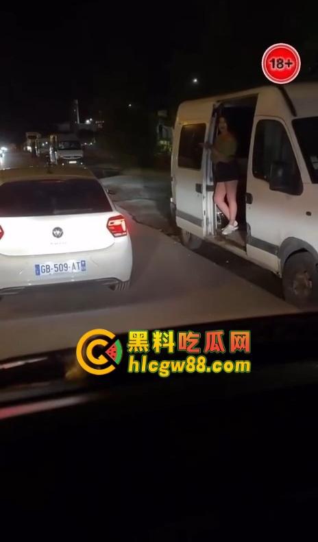 美国站街女卖都玩高端了？依维柯移动炮房遍地开花，一边被操一边跑路，嫖个娼还得坐稳扶好！-11