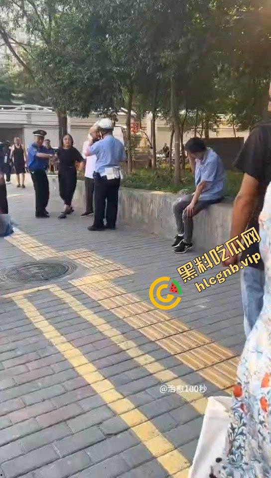 嚣张两口子街头殴打路人，不料自投罗网！别还手，让他们等着拘留赔钱吧！-1