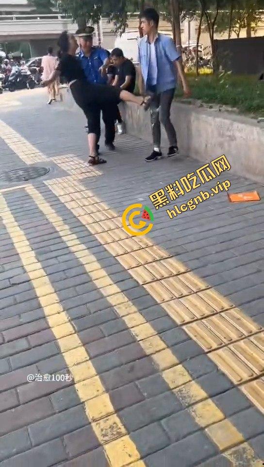 嚣张两口子街头殴打路人，不料自投罗网！别还手，让他们等着拘留赔钱吧！-4